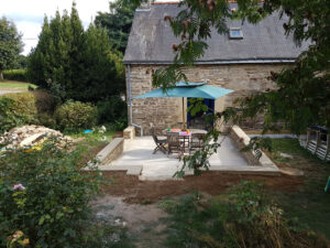 Création d’une terrasse avec muret de soutènement en pierre
